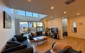 No Party Allowed, Entire Brand New 3 Bedroom Townhouse, Free Unlimited Fibre Wifi And Free Parking